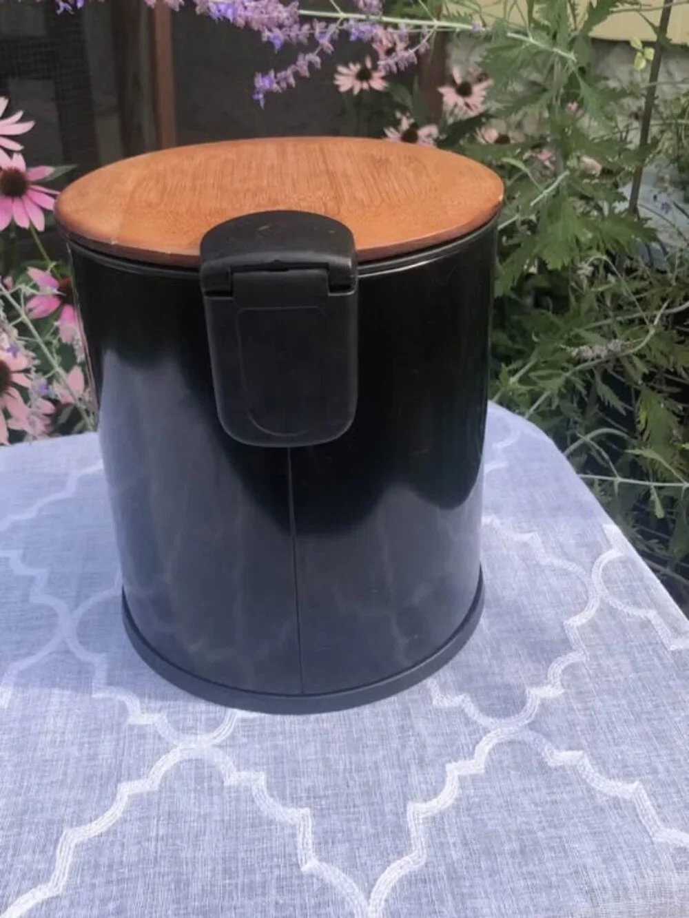 Metal counter top compost container can black with wood lid , removeable inside